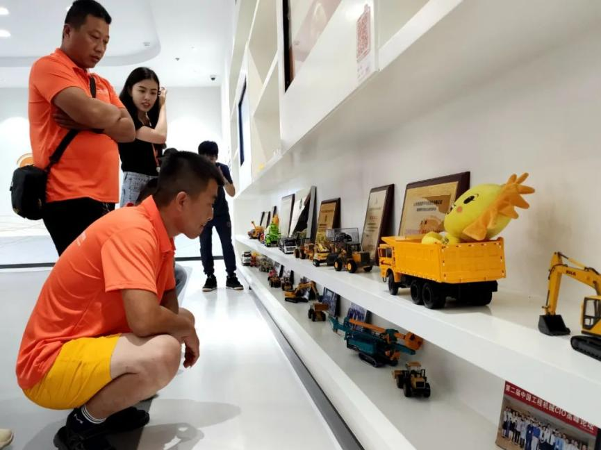 1628478430245081563.png 携手共庆话未来 中国工程机械商贸网21周年高端用户沙龙成功举办